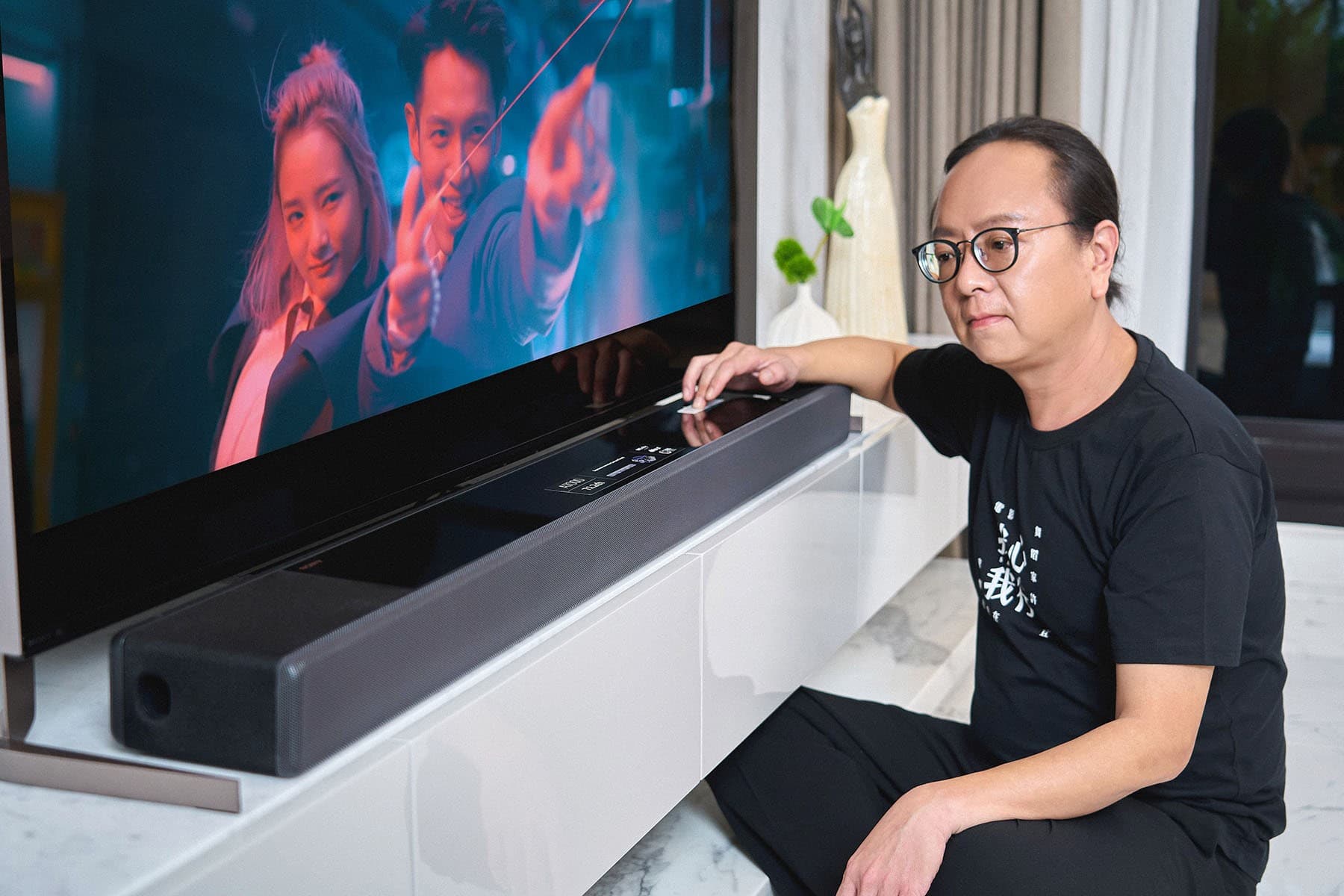 Mr. Zhu has never used a surround sound system in the form of a Soundbar before, and he was impressed by the simplicity of its installation and operation.