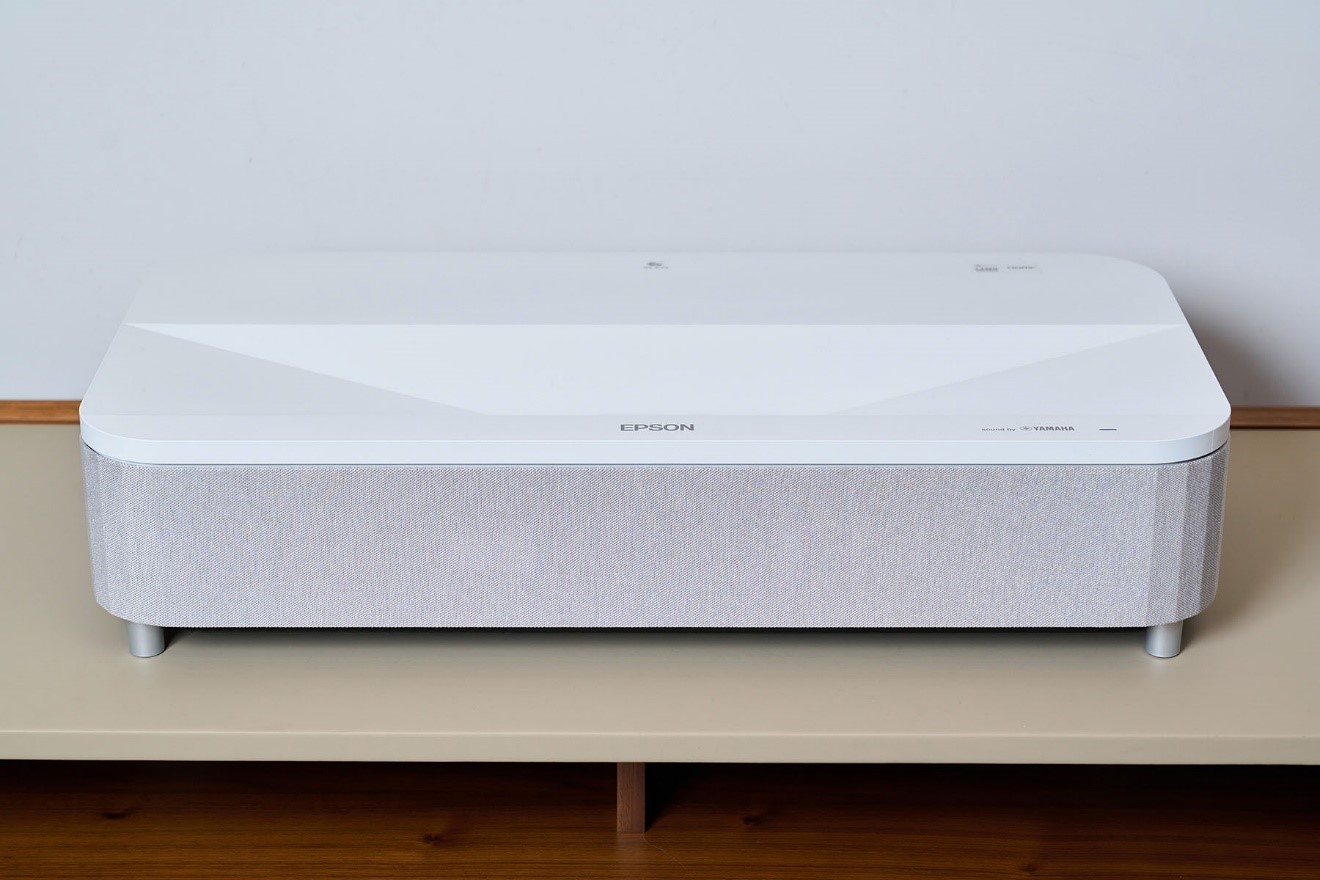 純白色的 EH-LS800 外觀純淨簡潔，面內藏 2.1 聲道 Yamaha 音響系統，喇單體外覆的淺灰色網罩，展現出高雅的質感。