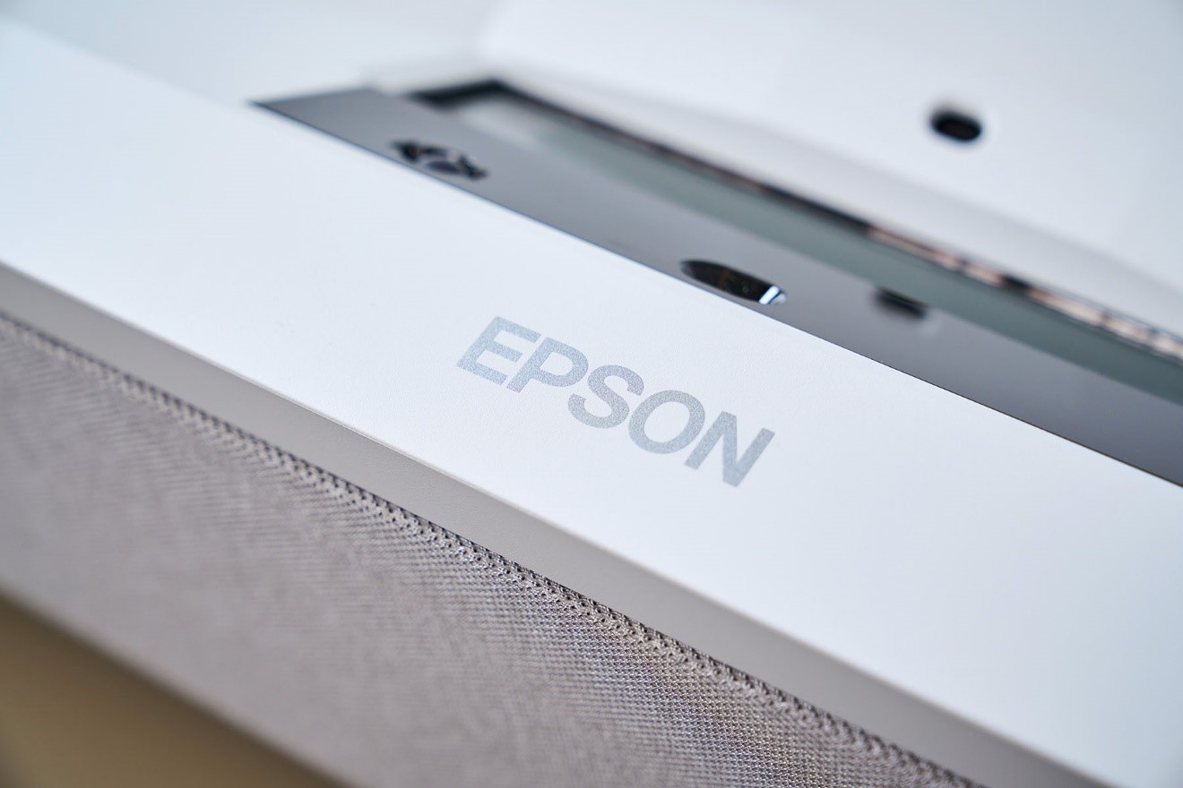 而位在鏡與喇網罩之間的頂部機殼則以 Epson 品牌商標加以點綴，銀灰色系的計成功營造出低調但又極富質感的視覺效果。