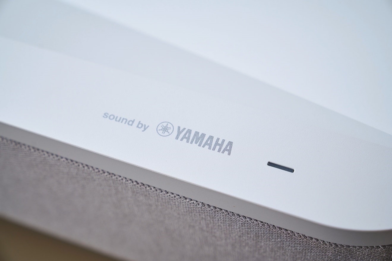 載 Yamaha 2.1 聲道音響系統是 EH-LS800 的一大亮點，機身內建 Yamaha 史悠久且領先界的 DSP 數位音效處理技術，讓 EH-LS800 能夠傳送出低頻飽滿、空間感也相當出色的音效，尤其是觀賞具備環繞音效的影片時，更能深刻體驗被音效包圍的臨場感。