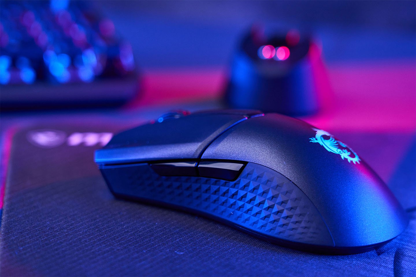 The diamond pattern block is planned on the left side of the mouse body, which can make the grip feel more stable, and two sets of function keys are configured at the same time.