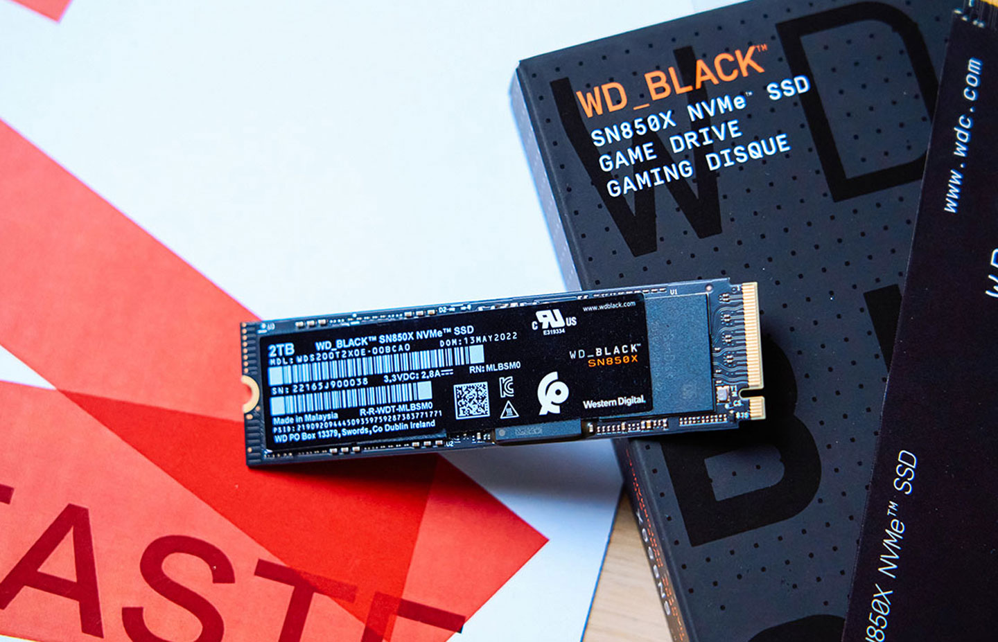 WD_BLACK SN850X NVMe SSD 產品本體面，主板同樣為全黑計，面的規格標籤也是黑色，一整個黑到底了。 ▲ WD_BLACK SN850X NVMe SSD 採用單面佈局，背面沒有置任何元件。 ▲ 移除面的標籤貼紙，可以看到左側兩組 NAND Flash 晶片，右側則有 DRAM 與控制器元件。