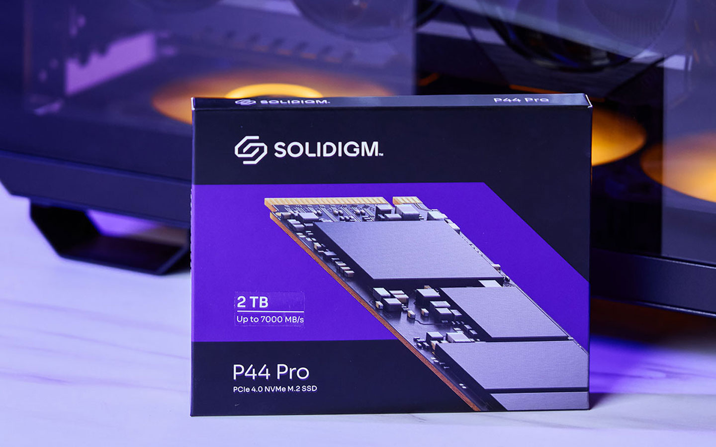 The front of the SOLIDIGM P44 Pro box is mainly black and purple. You can see the close-up of the SSD body. The large and small electronic components look very technological. At the same time, there are clear product capacity specifications and sequential reading up to 7,000 MB /s speed indicator.  ▲ The front of the SOLIDIGM P44 Pro body is covered by a label sticker, which blocks the components below.  ▲ There is no component layout on the back of the SOLIDIGM P44 Pro body, only a serial number and model sticker is posted.  ▲ Remove the sticker on the front of the product, you can see two NAND Flash particles on the left, and the DRAM and controller on the right. All components are designed and manufactured by SK hynix.  ▲ The NAND Falsh particle adopts the H25T3TCG8C manufactured by SK hynix, which is a 176-layer stacked 3D TLC NAND, and the single package is 1TB.  ▲ DRAM is also LPDDR4-4266 specification manufactured by SK hynix, and the controller is also SK hynix's own ACNS075, which supports four-channel PCIe 4.0 x4 interface and NVMe 1.4 transmission protocol.