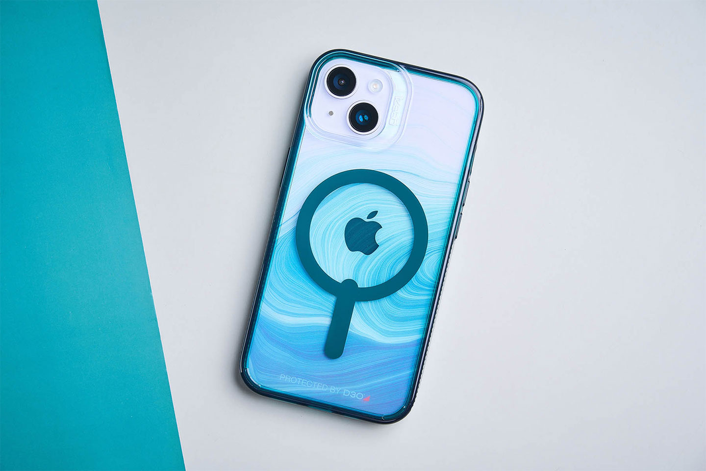 藍色款的米磁吸安裝上白色 iPhone 的樣，背蓋的紋飾有種「飄浮感」。