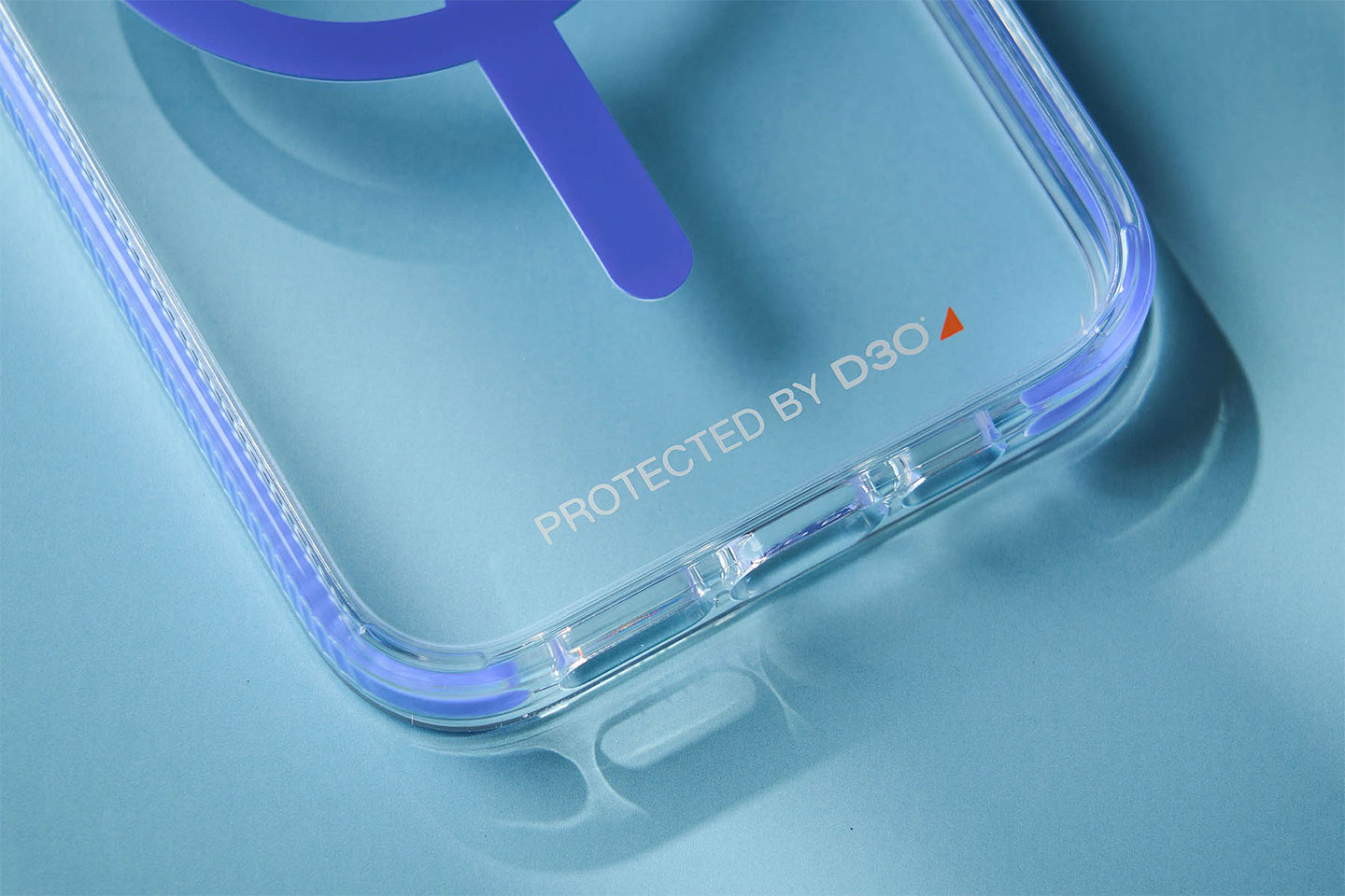 與其他透明殼相同用了  D3O® Crystalex™ 晶化技術，兼顧了透明度與防力。 ▲ 鏡框也有墊高的小細節，且與背蓋採用一致的透明計。