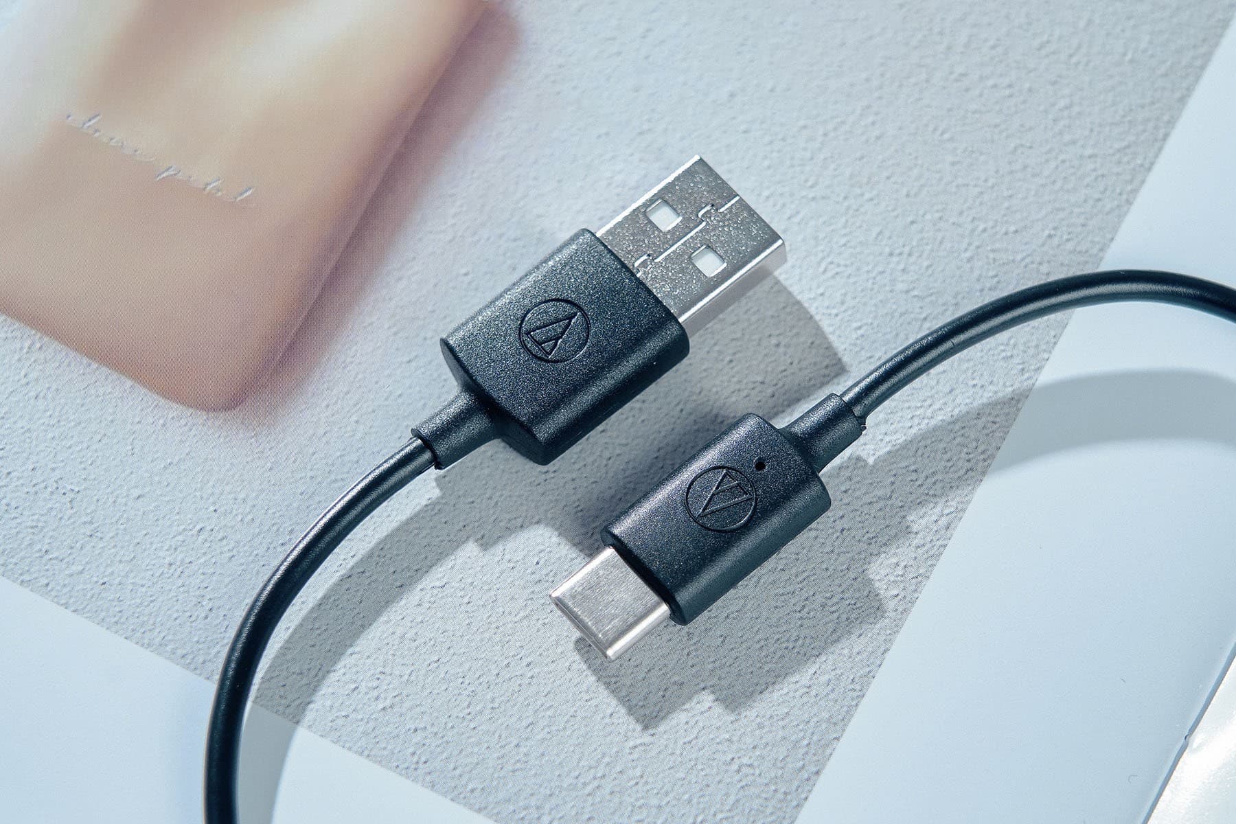 隨盒附贈的 USB-A to USB-C 充電線。