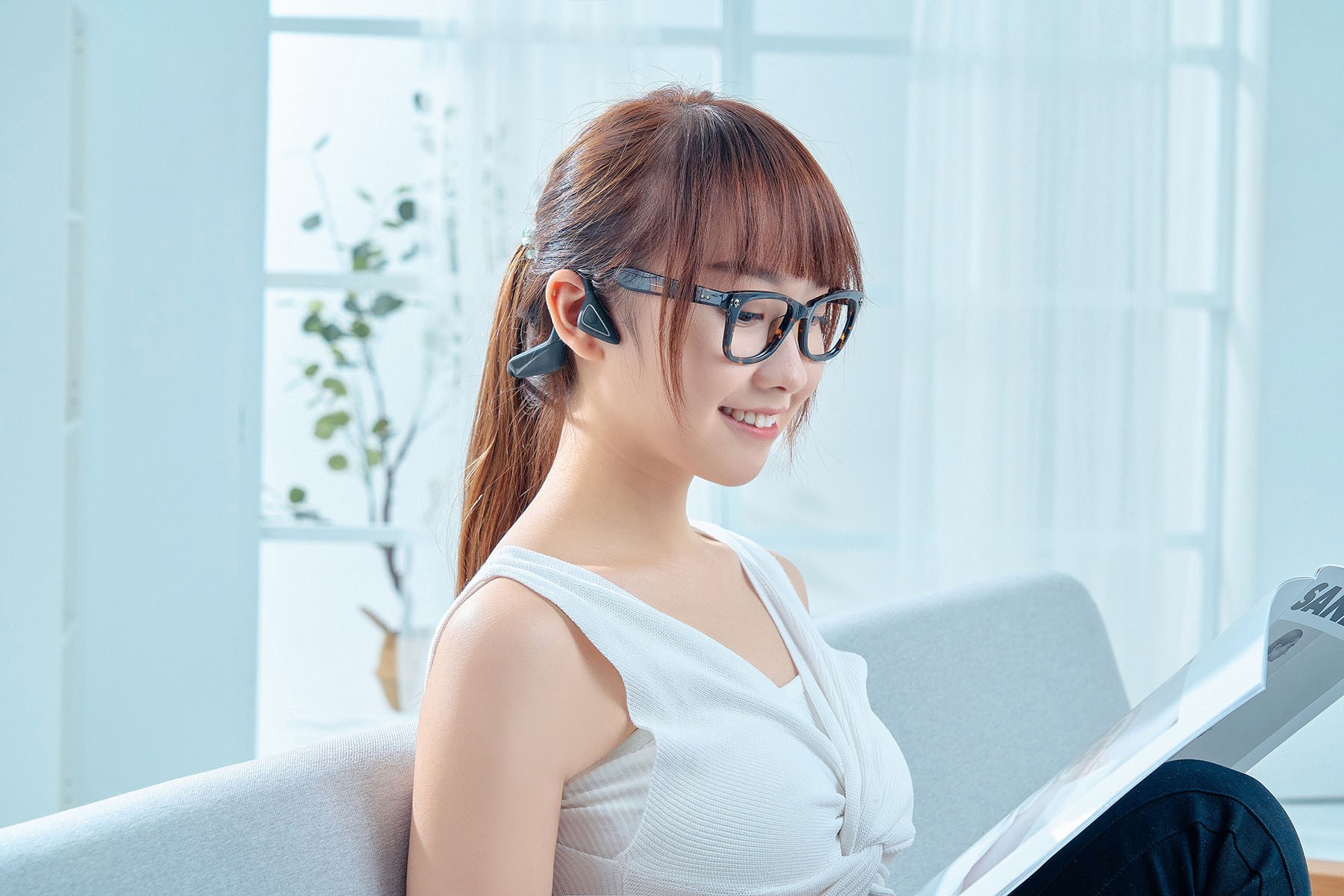 由於 ATH-CC500BT 的佩戴方式是將耳機輕輕掛勾在耳朵的上緣，所以無論是戴著口罩或戴著眼鏡的狀態都不會因交疊在一起而產生交纏或負擔，同時耳機也很方便戴上或取下。