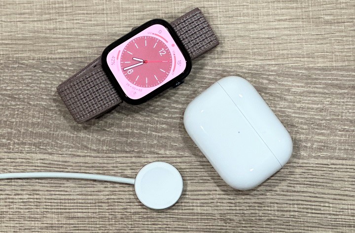 除了支援 MagSafe 充電器、Qi 認的充電板外，還能使用 Apple Watch 充電器進行充電。
