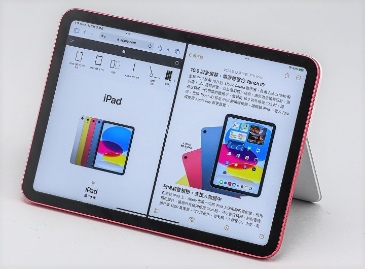 螢幕上沒有主畫面鍵的 iPad 10，在開啟雙視窗顯示時，有種螢幕被有效利用的感受。