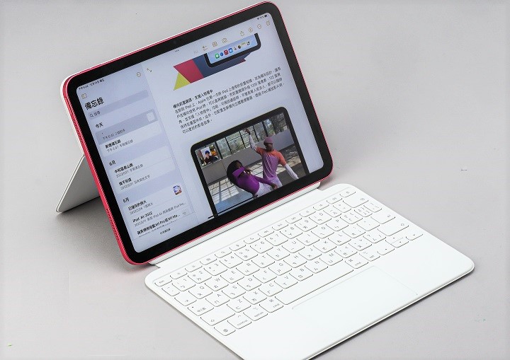 在 iPad 10 新推出的配件，還有一款巧控鍵盤雙面夾，鍵盤採用剪刀腳結構，也有觸控板可以使用。