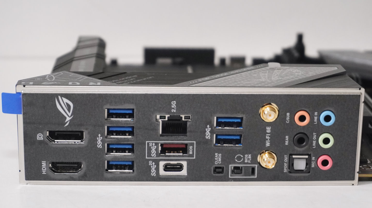 I/O背板提供多達8組USB端，其1組為頻寬達20Gbps的USB Gen 3.2x2 Type-C端。