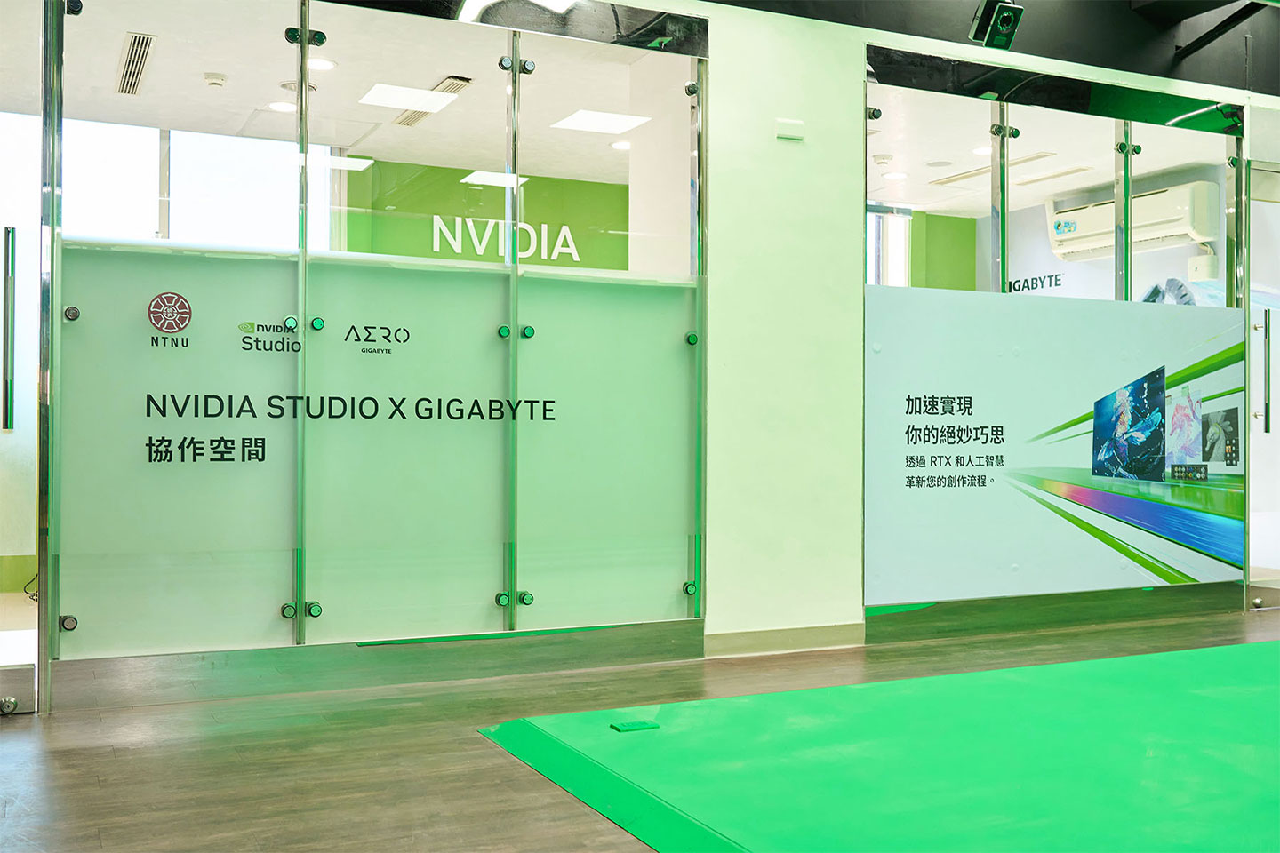 由技嘉科技與 NVIDIA 支援國立台灣師範大計系成立的「創作者協作空間」整合了「元宇宙動態捕捉實驗室」的綠幕攝影棚，成為落實數位創作人才培育的重要基地。