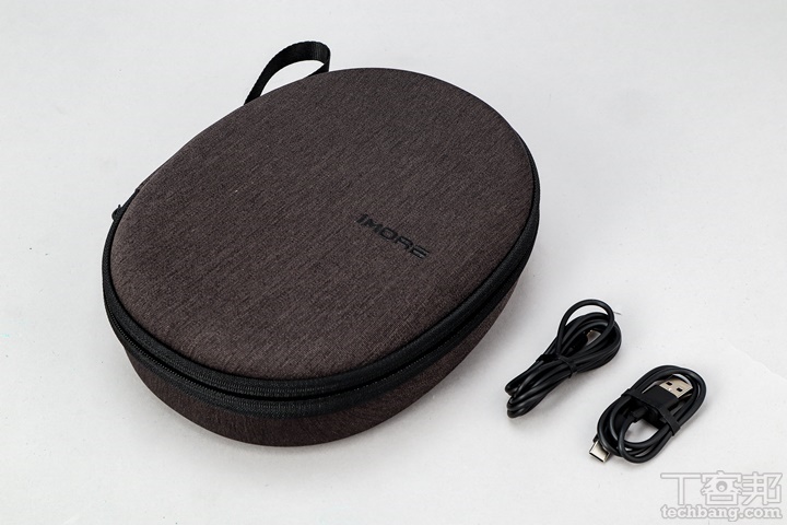 配件：配備硬殼外盒利於外出攜帶保耳機，還附贈 Type-C 充電線和 2.5mm 轉 3.5mm 音源線。