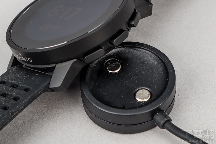 磁吸式充電座：充電使用磁吸式充電座而非夾式充電器，手錶底部兩側內嵌磁鐵，更精準對位。