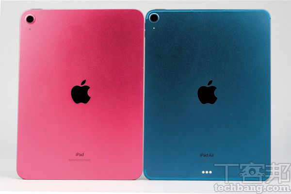 iPad 10（粉紅色）及 iPad Air 5（藍色）兩者在外型上的相似度極高，但粉紅色及黃是目前 iPad 10獨有，且現在機背上有清楚的 iPad 及 iPad Air 可辨。