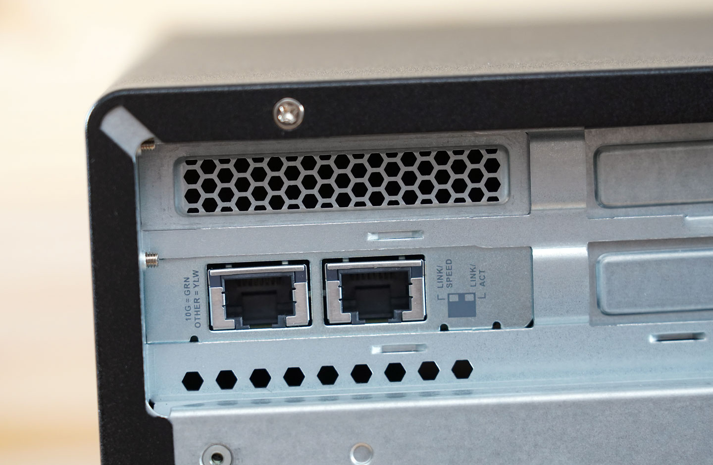 安裝擴充卡後，QNAP TS-1655  即可擴增兩組 10 GbE 規格的網埠。