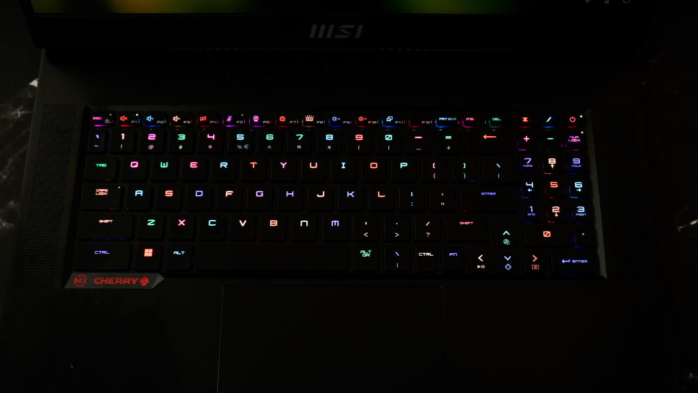 鍵盤部分也具有多種不同顯示模式的RGB燈光，使用者也可以針對每個按鍵進行定。