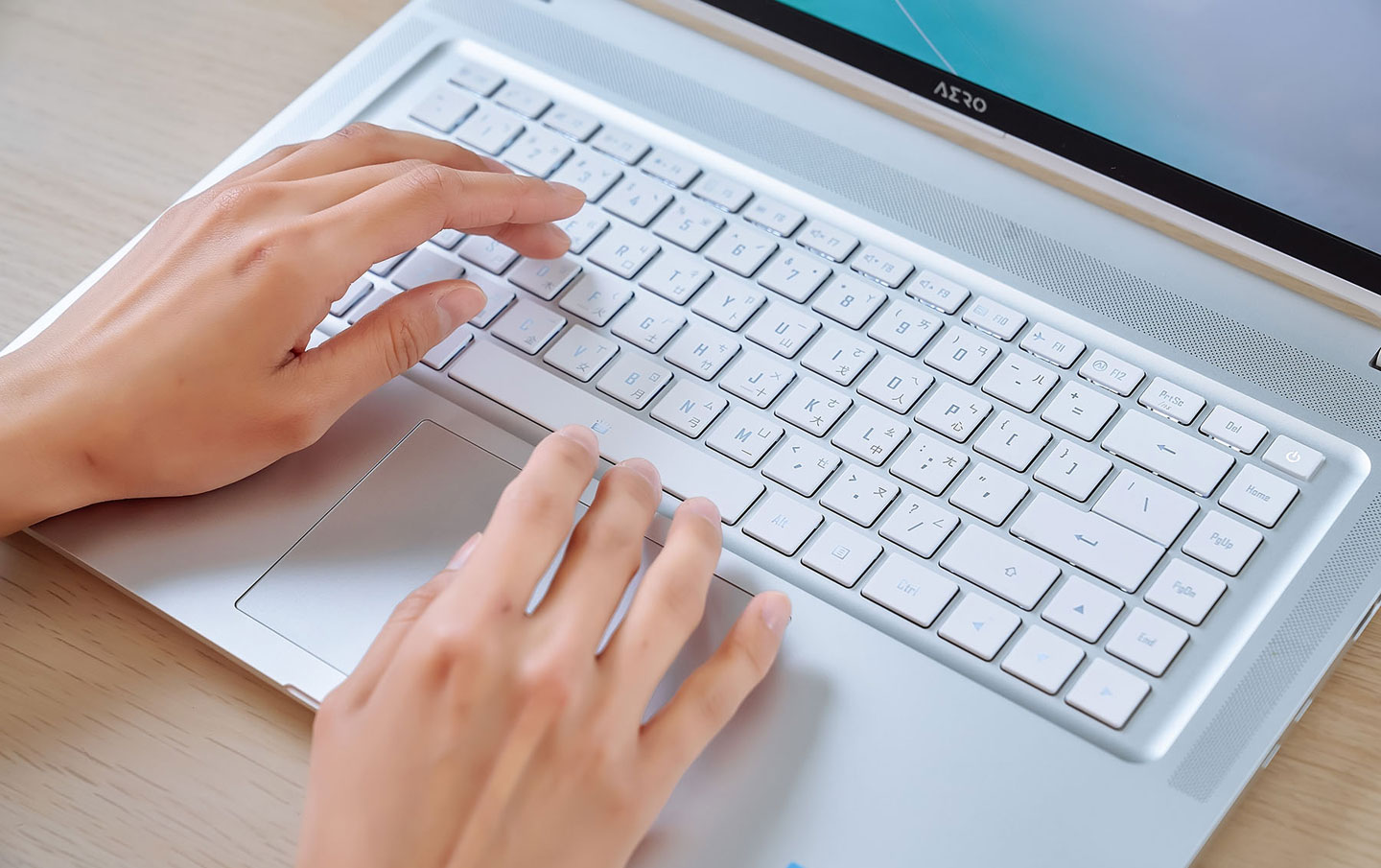 AERO 16 OLED 的鍵盤擁有 1.7 mm 的長鍵程，打時的回饋感合宜，使用起來非常舒適。