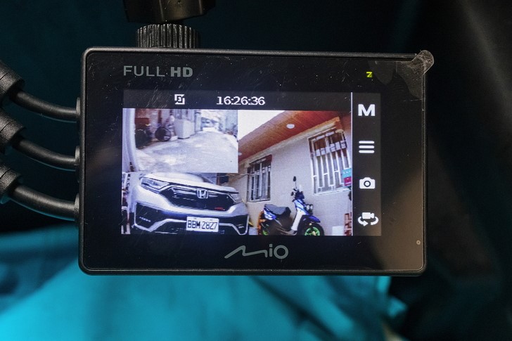 大畫面為主鏡影像，左上角為後鏡的影像（文圖片來源：[心得] Mio MiVue™ M710D 安裝與體驗心得）。