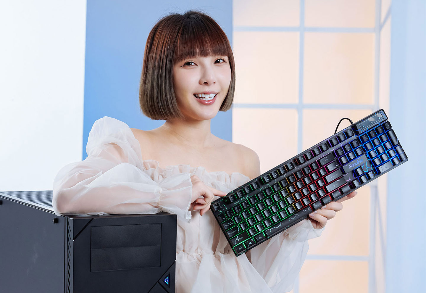 除了 Genuine 13 代宙斯機本體，捷元官方也推出了擁有豐富 RGB 燈效的電競鍵盤可以選配。