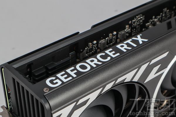  GeForce RTX 40系列顯示卡的商標，跟先前相較其實有些小小不同，整體來說體變得更加圓潤，得仔細看才能發現差異。
