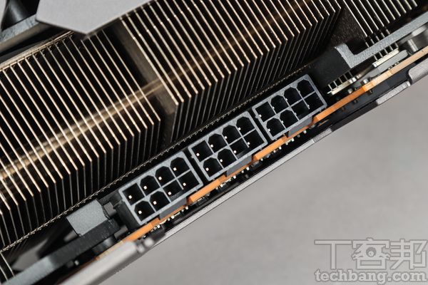  新世代的 AMD Radeon RX 7000系列顯示卡，仍然選用常見的8Pin PCIe電源接，不需要額外轉接線成為一大優勢。