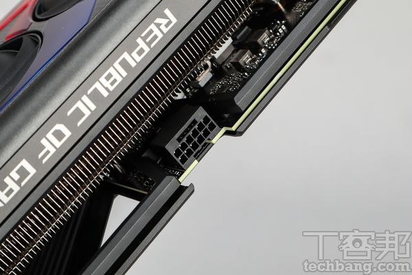 NVIDIA GeForce RTX 40系列產品全面改採12+4 Pin的12VHPWR電源接，單一接即可供應高達600W的驚人功率。