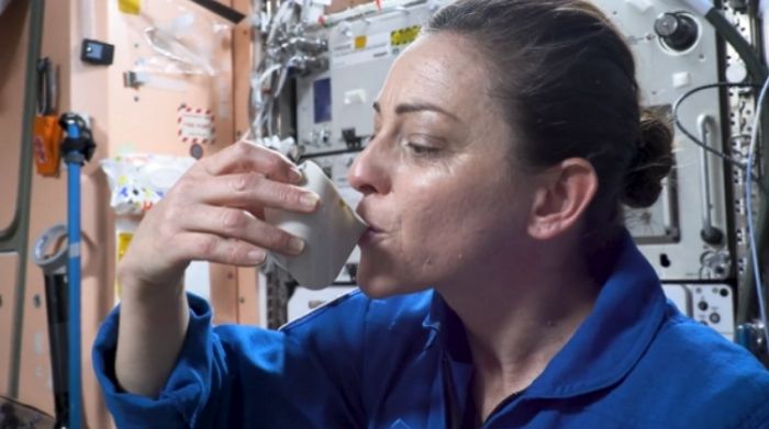 NASA太空人展示「太空杯」，如何在沒有重力的情況下輕鬆飲用咖啡？