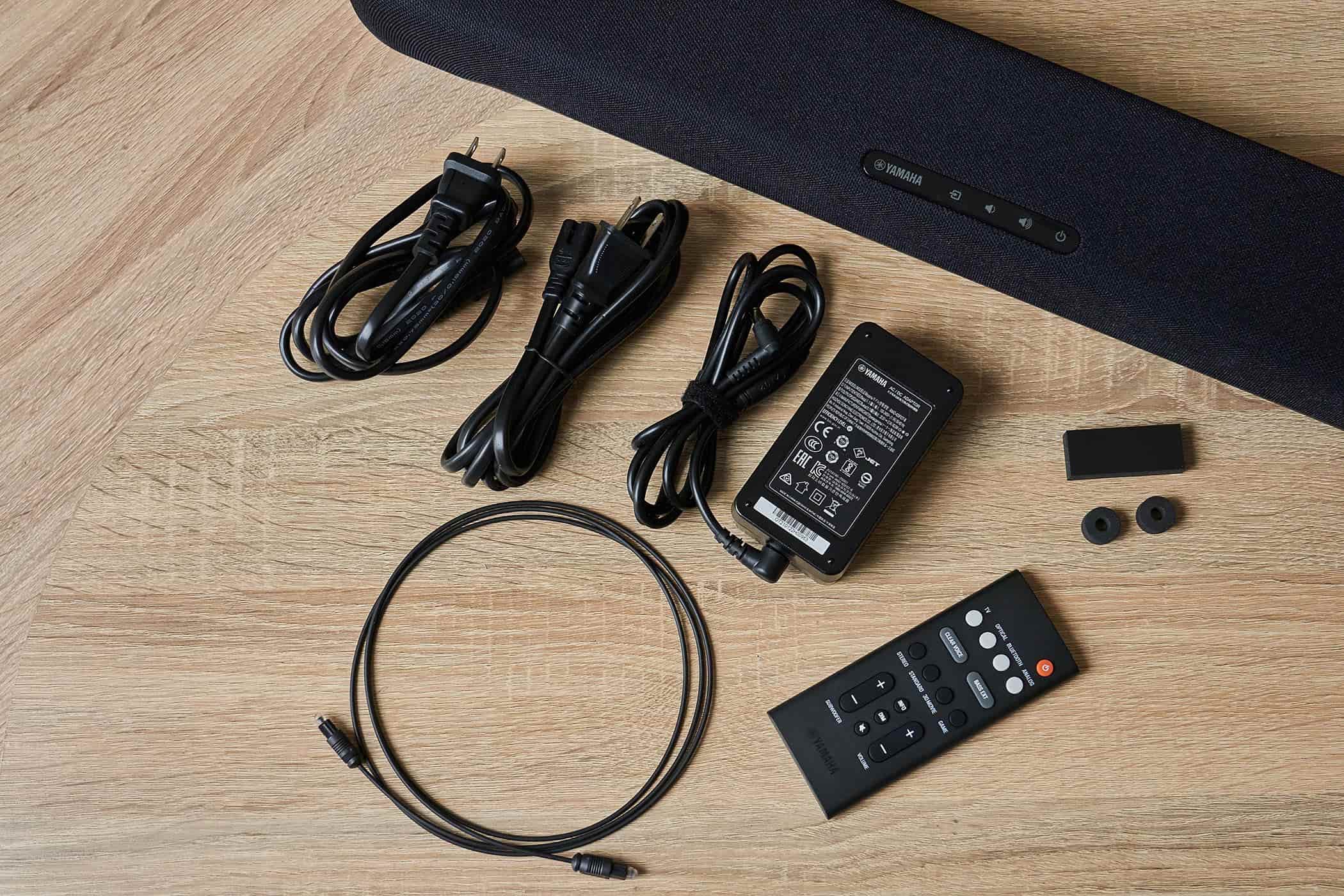 除了 Soundbar 主機和超低音揚聲器外，隨附配件還包含遙控器*1、AC 電源供應器*1、電源線*2、數位光纖音源線*1、防滑墊*4、安裝模板、墊塊、入門指南*1、安全手冊*1，需要注意的是，SR-C30A 並未附上 HDMI 連接線，如果想以 HDMI 方式將 Soundbar 連接至電視，就需要另購 HDMI 線材。