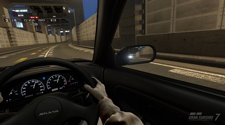第一人稱視角能夠自由轉透過後視鏡觀察後車動向，配 3D 音效臨場感，更加貼近真車駕駛體驗。