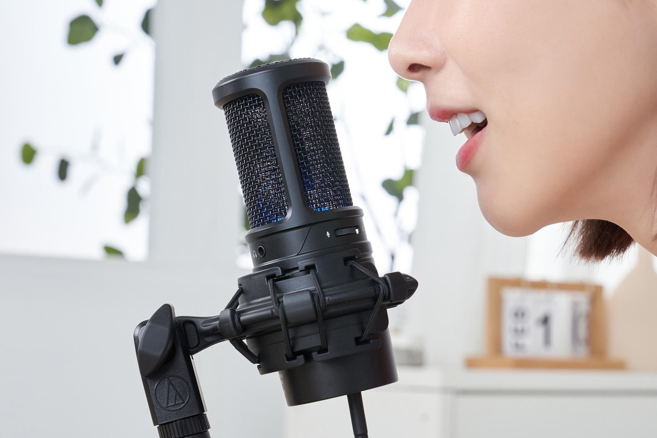 實際錄音時，如果沒安裝防噴罩，會發現當說話氣息稍大一些時，蠻常會影響到收音清晰度。