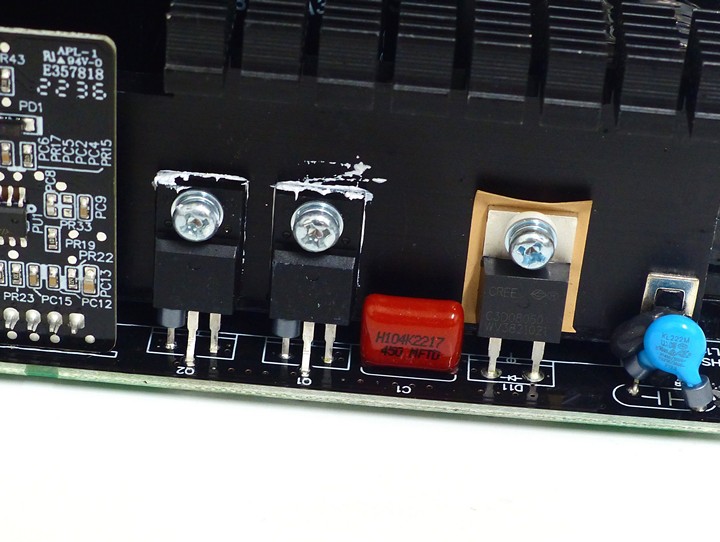 1 個 Cree C3D08060A 和 2 個 Siliconix F22N60E 安裝在同一片散熱片上。