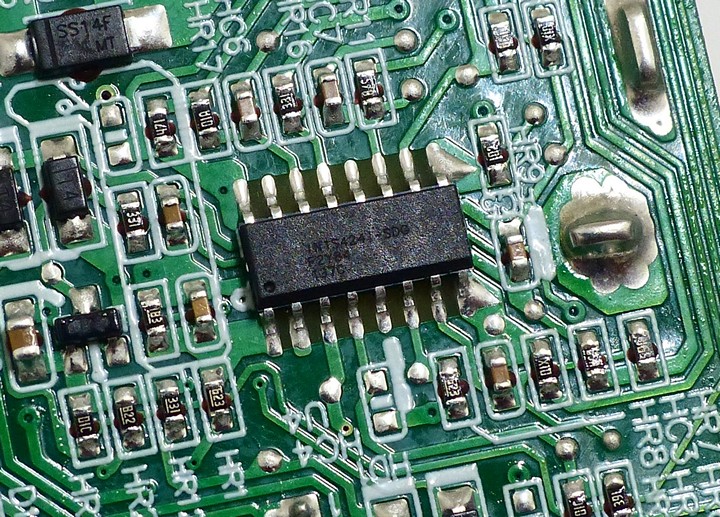 位於電源供應器主要電路板背部的 IN1S4241-SDG 晶片，負責相關保措施。