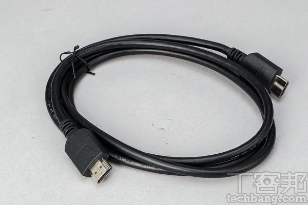 HDMI連接線 除了電源線之外，出廠時也隨附一條雙 HDMI 傳輸線，無需另購。