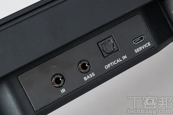 其他輸入配置 另也配有光纖輸入、修專用的 USB、有線低音箱連接口和有線IR發射器接口。