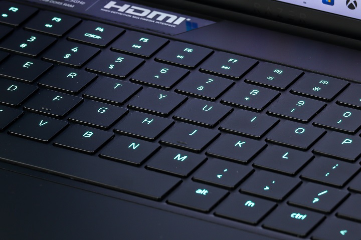 全尺寸鍵盤除具備防鬼鍵功能外，每個按鍵都載 Razer Chroma 獨立背光模組，可定 1,680 萬種色彩與多種發光效果。