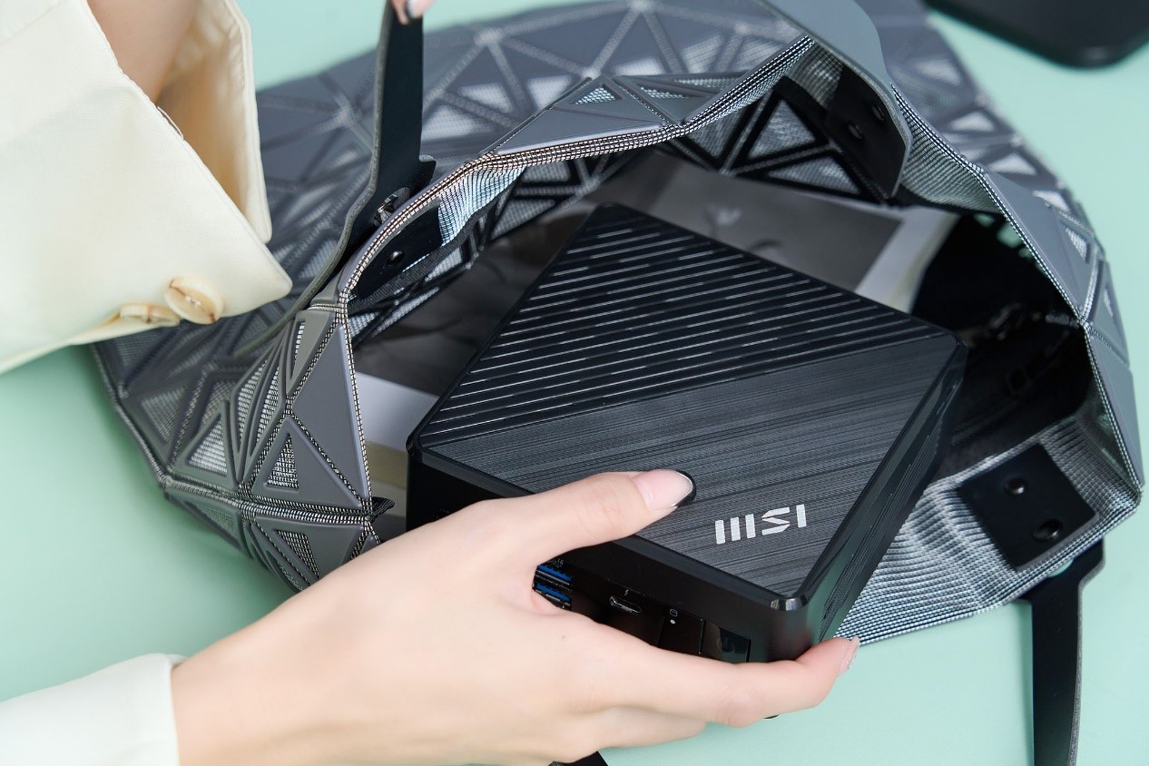 MSI Cubi 5 超迷你的尺寸能輕鬆放入一般的手提包攜帶。