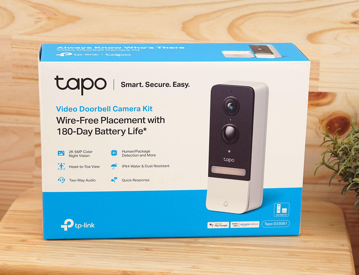 TP-Link Tapo D230S1 智慧門鈴的外盒包裝延續了 Tapo 系列的藍白配色，品牌別度相當高，面可以看到產品本體與特色說明。 ▲ TP-Link Tapo D230S1 智慧門鈴具備無線安裝的便利性，內建可拆卸充電電池能提供 180 天的續航，2K 500 萬畫素的夜視級鏡、廣角且能拍攝全身的視野、以及雙向通話…都是主打功能。 ▲ 外盒背面也可以看到實際拍攝畫面的示意，4:3 的比例更能呈現出完整的門外空間，也能透過 AI 偵測判別畫面上的物件，並即時提醒。 ▲ 盒內物品一覽，除了 TP-Link Tapo D230S1 智慧門鈴本體，也配了 Tapo H200 智慧網關，另外相關配件也有 D230S1 的電池 / 充電線 / 充電器，網關供電器、網路線、壁掛安裝用的壁釘與楔型背板。 ▲ TP-Link Tapo D230S1 智慧門鈴 與 Tapo H200 智慧網關外型計皆以無彩色配，計也十分簡約小巧。 ▲ TP-Link Tapo D230S1 智慧門鈴面的黑色區塊可以看到 2K 解析度 500 萬畫素鏡、麥克風、指示燈、動態偵測器與補光燈。 ▲ 面下方有電鈴按鈕。