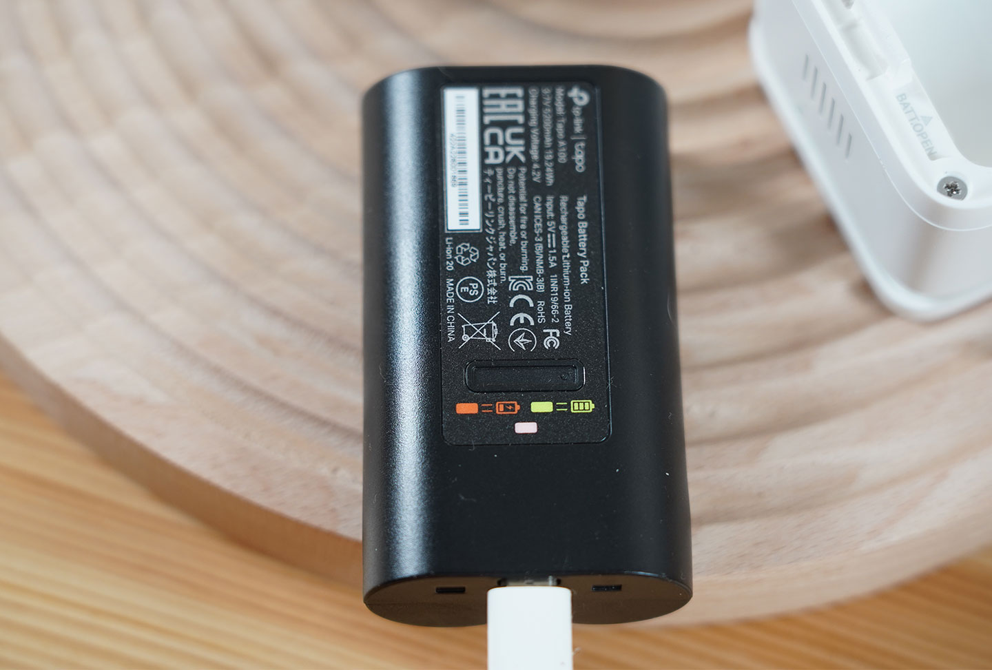 連結充電，可透過電池上的指示燈了解電量狀態。
