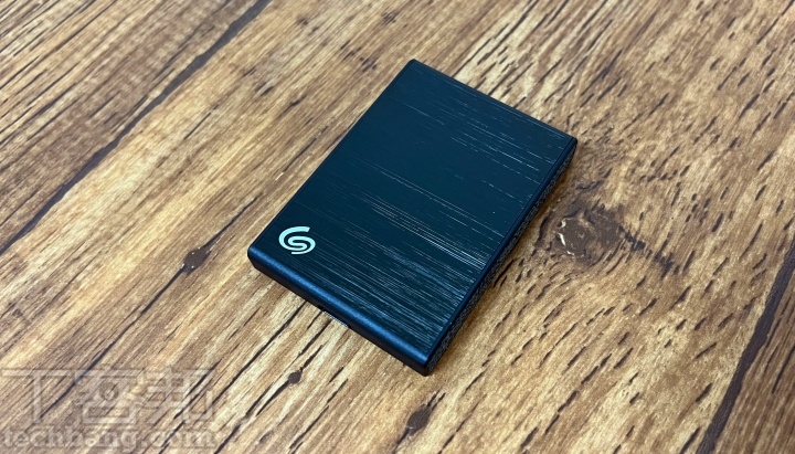 Seagate One Touch SSD 面採用金屬鋁材，背面為塑膠。
