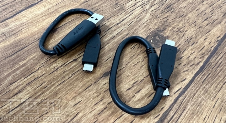 Seagate One Touch SSD 盒裝內附 USB-C 轉 USB-C，以及 USB Type-A 轉 USB-C 連接線各一條。