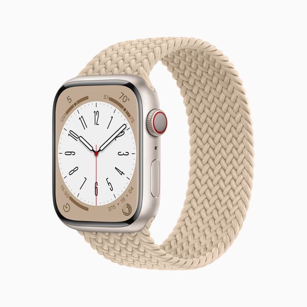Apple Watch SE 售價 NT$7,900 起；Apple Watch Series 8 售價 NT$12,900 起。