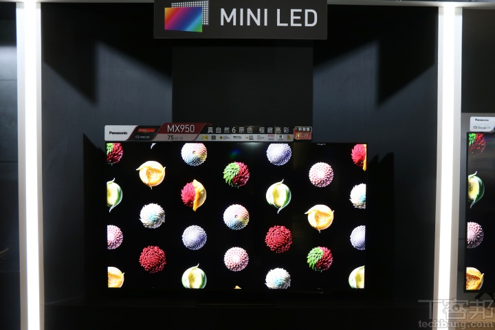 M-Pro Mini OLED 電視採用直下式背光的區域調光技術，能以更深沉的黑與更亮呈現出高對比畫面。