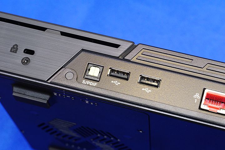 FS67 系列兩款 NAS 均配備了 S/PDIF 及 4K 60Hz HDMI 2.0 介面。雖無內建無線網路，但可以支援 USB 網路卡。