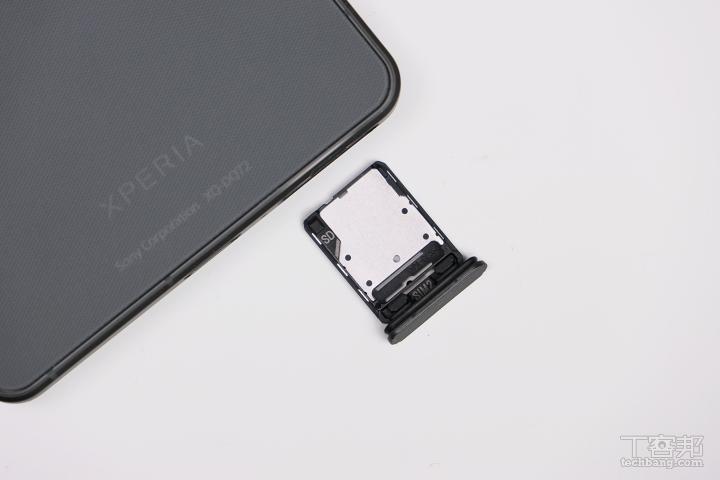 SIM 卡槽持免 SIM 卡針可以直接取出的計，非常方便！而且還支援 1TB micro SD 卡擴充，在旗艦機算是少見的規格。