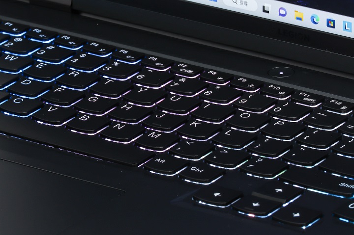 Legion Truestrike 鍵盤具備 100% 防鬼鍵功能，並可定四區 RGB 背光效果。
