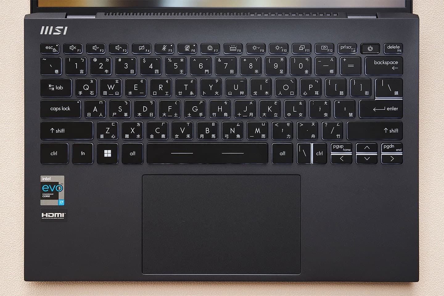 機身 C 面配置島式鍵盤，以及無鍵式的大尺寸觸控板。左下角的標示貼紙也示 Prestige 13 Evo 就是一台通過 Intel Evo 認的商務電。