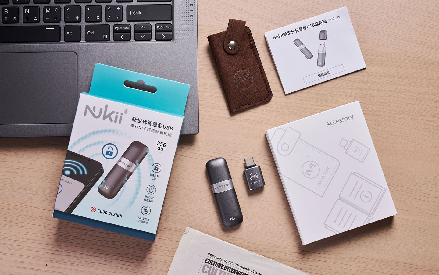  Nukii 新世代智慧型 USB 隨身碟的外盒包裝與內容物一覽，除了隨身碟本體，更隨附完整配件盒，包括 USB Type-A 轉 Type-C 轉接、高質感皮革收納袋，另外也有文說明書。