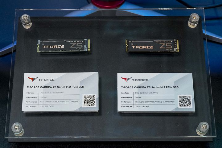十銓科技今年發表的 CARDEA Z5 系列黑士 PCIe 5.0 SSD，由於採用獨家超薄石墨烯散熱片，因當時並未同推出散熱器。