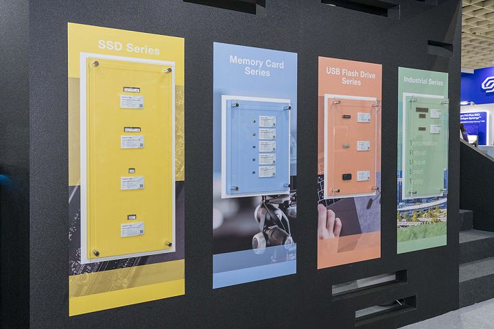 十銓科技 TEAMGROUP 儲類型產品展示牆，除 SSD 外 ，還包含記憶卡、隨身碟與工用 SSD。